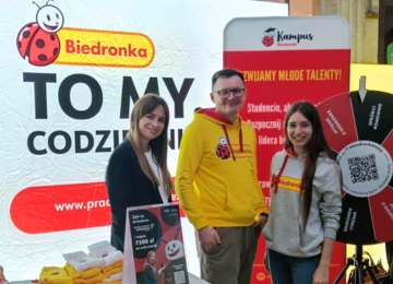 Przedstawiciele firmy Biedronka w trakcie targów pracy.