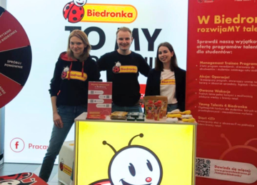 Przedstawiciele firmy Biedronka w trakcie targów pracy.