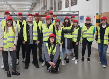 Letnie praktyki 2025. Zdjęcie stażystów z wycieczki po centrum dystrybucyjnym.
