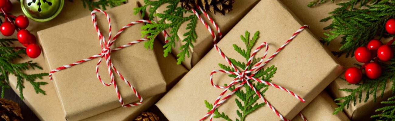 Kilka pudełek popakowanych w ozdobny papier i obwiązanych kokardką.