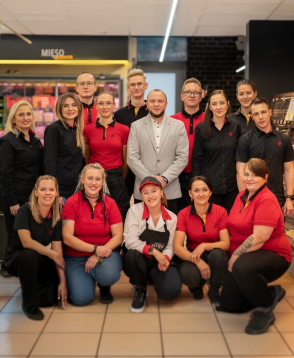 Pracownicy sklepu Biedronka.