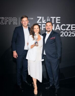 3 osoby trzymające statuatkę nagrody Srebrnego Spinacza.