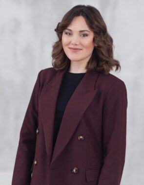 Жанчына глядзіць у бок аб'ектыва камеры.