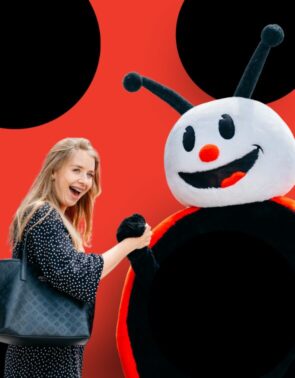 Жанчына дае пяць талісману божай кароўкі.