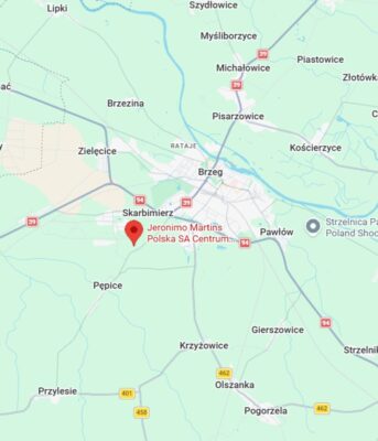 Widok mapy z zaznaczeniem centrum dystrybucyjnego Biedronki w Brzegu.