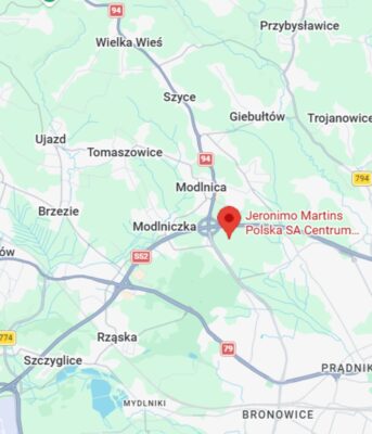 Widok mapy z zaznaczeniem centrum dystrybucyjnego Biedronki w Modlnicy.