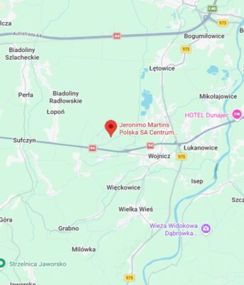 Widok mapy z zaznaczeniem centrum dystrybucyjnego Biedronki w Wojniczu.