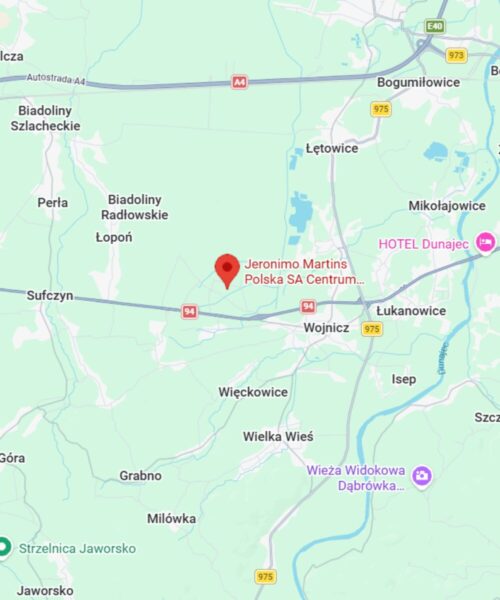 Widok mapy z zaznaczeniem centrum dystrybucyjnego Biedronki w Wojniczu.