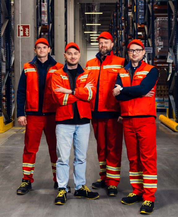 Четверо працівників складу Biedronka у робочій формі.