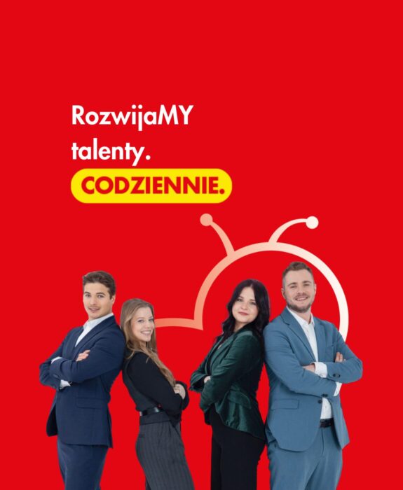 Dwóch mężczyzn i dwie kobiety ubrani w biznesowe stroje. Napis: Rozwijamy talenty.