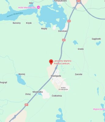 Widok mapy z zaznaczeniem centrum dystrybucyjnego Biedronki w Stawigudzie.