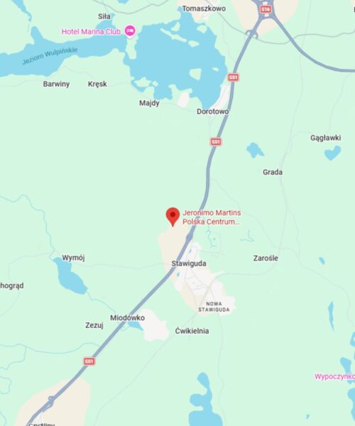 Widok mapy z zaznaczeniem centrum dystrybucyjnego Biedronki w Stawigudzie.
