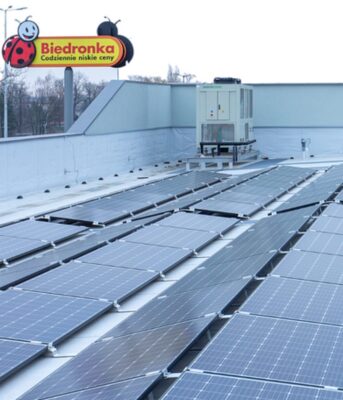 Фотоелектричні панелі на даху магазину Biedronka.