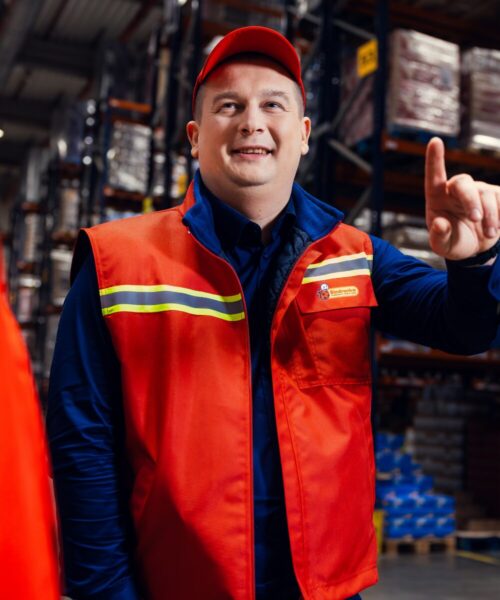 Uśmiechnięty Kierownik magazynu w Centrum Dystrybucyjnym